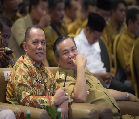 Dirjen BPD Kemendagri, La Ode Ahmad bersama Pj Gubernur Riau, SF Hariyanto.(foto: mcr)